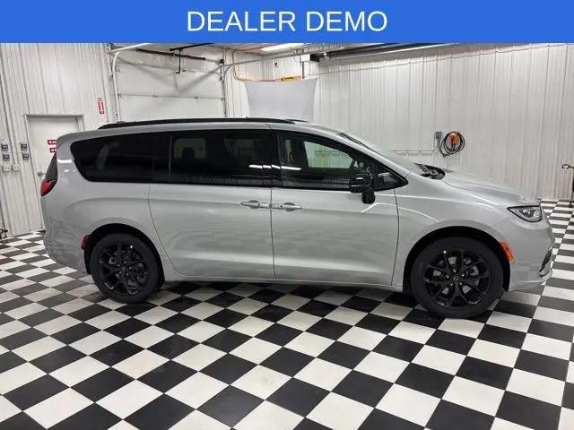 2026 Chrysler Pacifica Select AWD