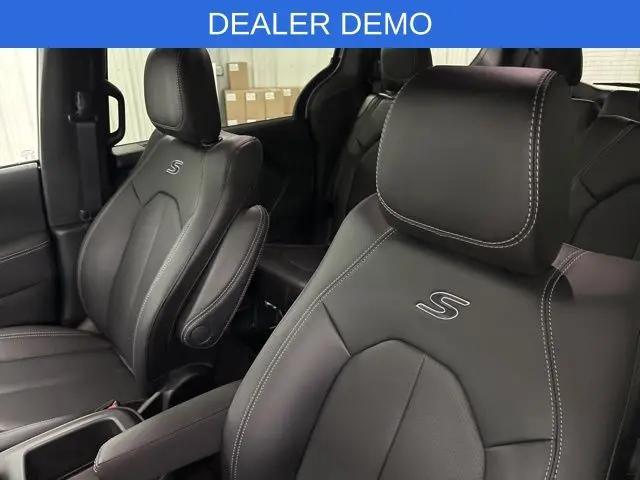 2026 Chrysler Pacifica Select AWD