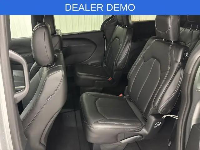 2026 Chrysler Pacifica Select AWD