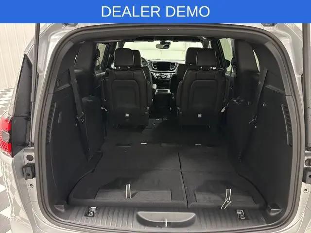 2026 Chrysler Pacifica Select AWD