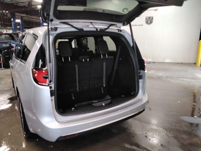 2026 Chrysler Pacifica Select AWD