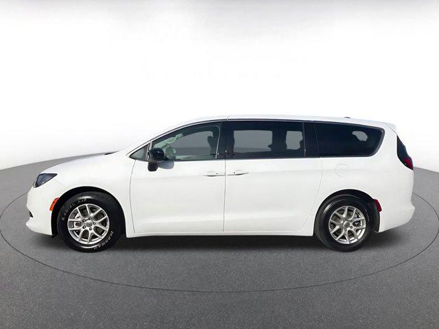 2024 Chrysler Voyager LX