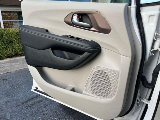 2024 Chrysler Voyager LX
