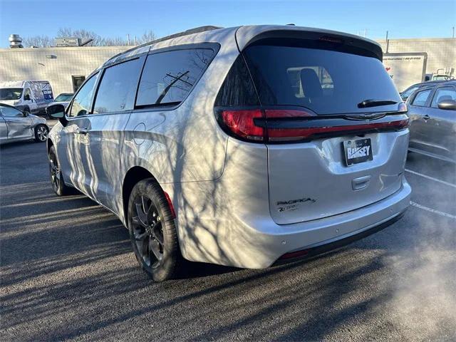 2026 Chrysler Pacifica Select AWD
