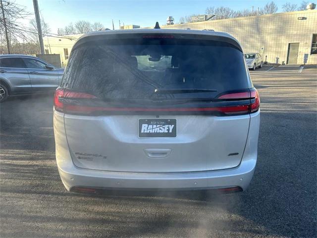 2026 Chrysler Pacifica Select AWD