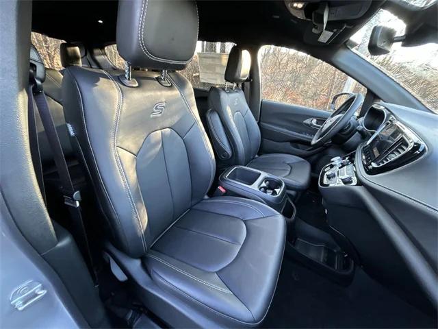 2026 Chrysler Pacifica Select AWD