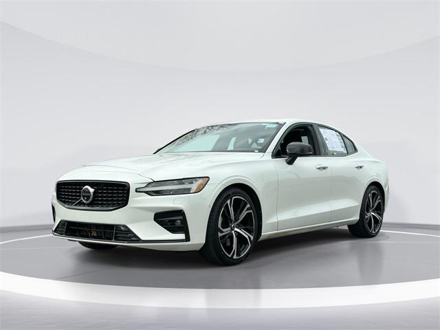 2024 Volvo S60 B5 Plus Dark Theme