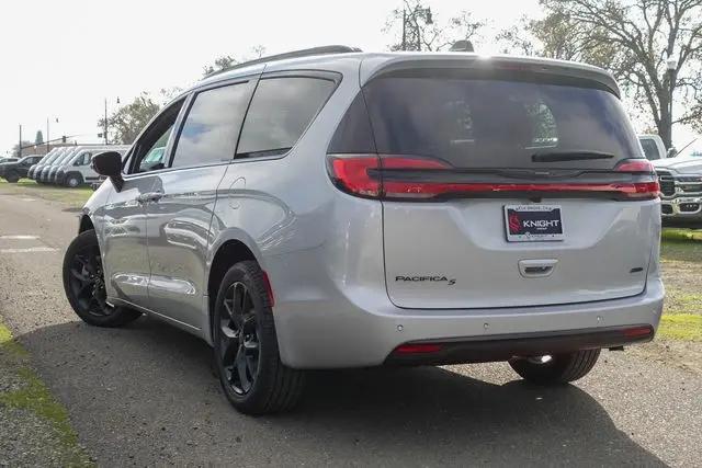 2026 Chrysler Pacifica Select AWD
