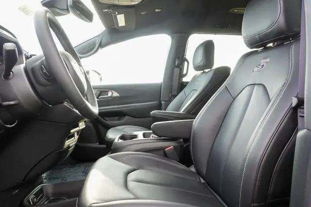 2026 Chrysler Pacifica Select AWD