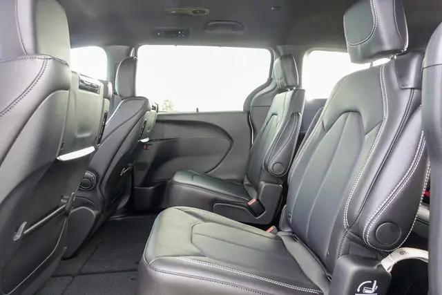 2026 Chrysler Pacifica Select AWD