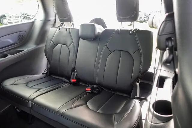 2026 Chrysler Pacifica Select AWD