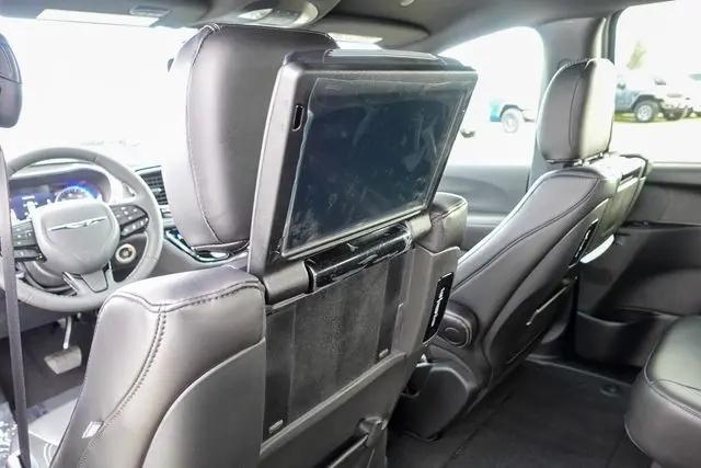 2026 Chrysler Pacifica Select AWD