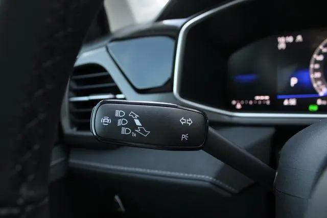 2026 Volkswagen Taos SE Black
