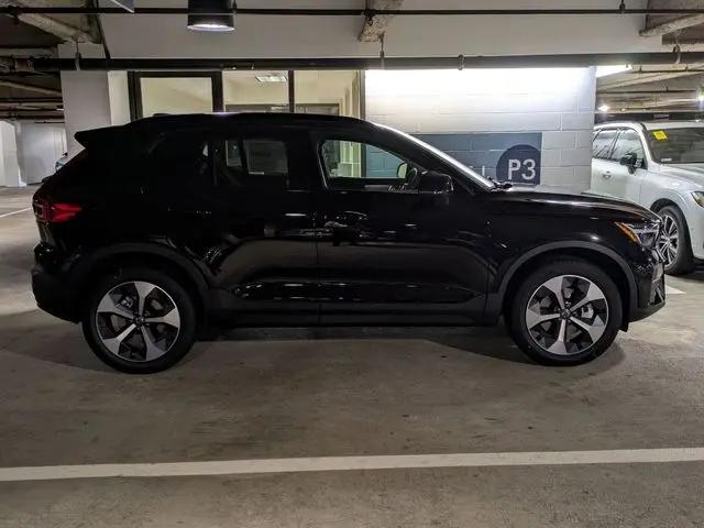 2026 Volvo XC40 Core, B4 FWD Gas (mild hybrid), Dark