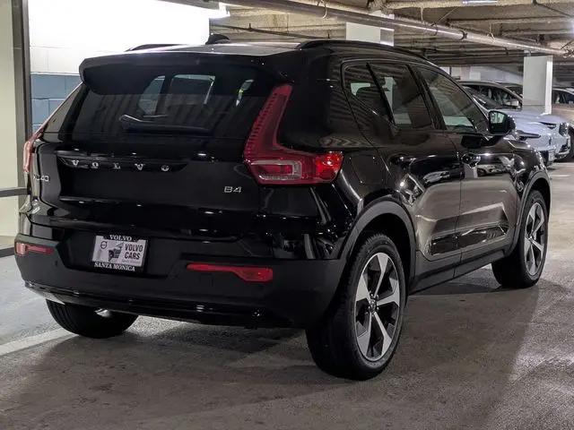 2026 Volvo XC40 Core, B4 FWD Gas (mild hybrid), Dark