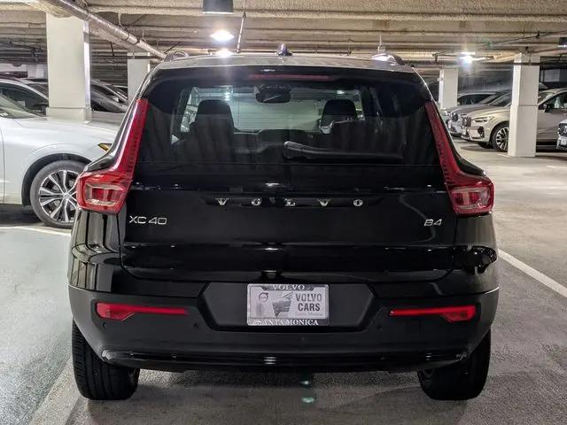 2026 Volvo XC40 Core, B4 FWD Gas (mild hybrid), Dark