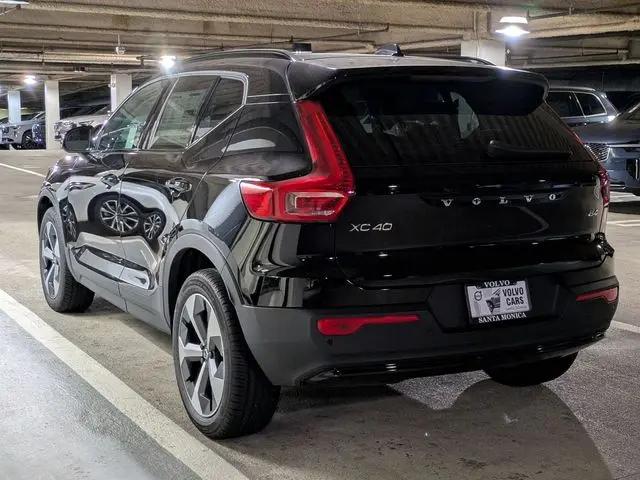 2026 Volvo XC40 Core, B4 FWD Gas (mild hybrid), Dark