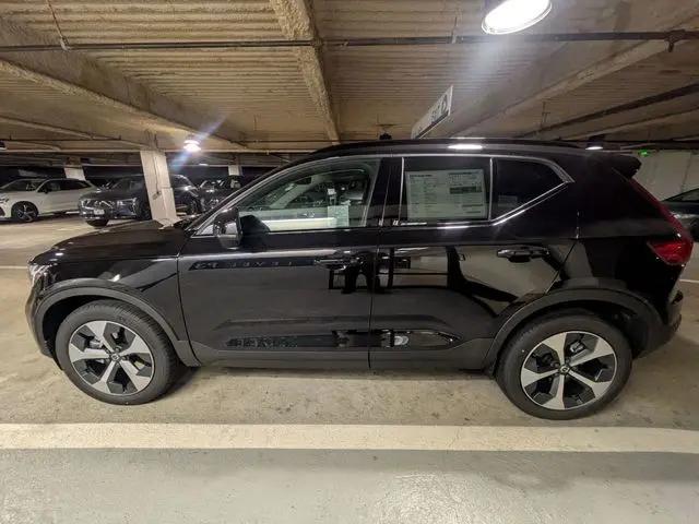 2026 Volvo XC40 Core, B4 FWD Gas (mild hybrid), Dark