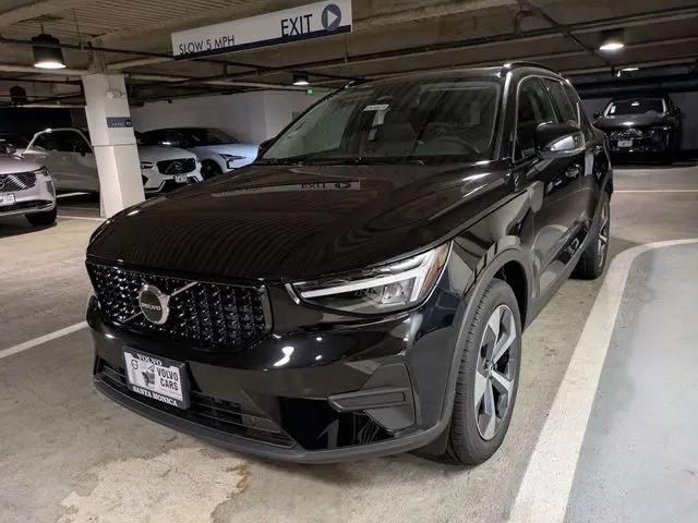 2026 Volvo XC40 Core, B4 FWD Gas (mild hybrid), Dark