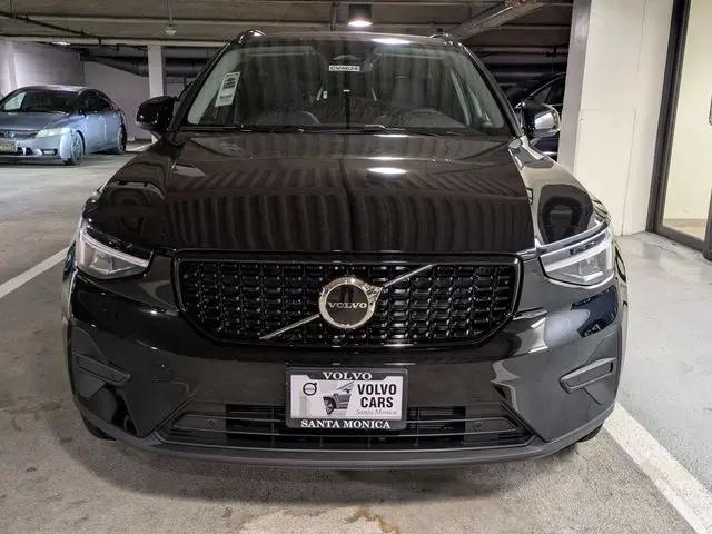2026 Volvo XC40 Core, B4 FWD Gas (mild hybrid), Dark