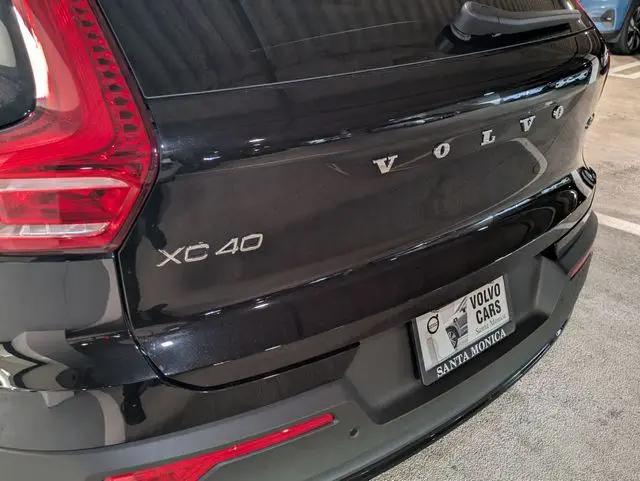 2026 Volvo XC40 Core, B4 FWD Gas (mild hybrid), Dark