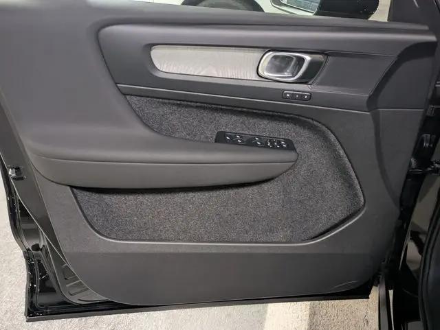 2026 Volvo XC40 Core, B4 FWD Gas (mild hybrid), Dark