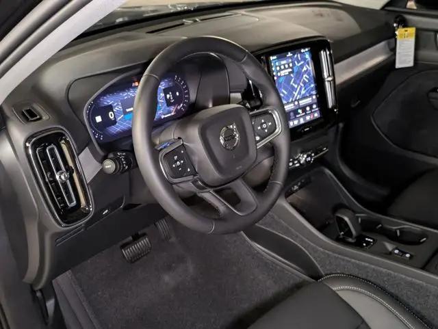 2026 Volvo XC40 Core, B4 FWD Gas (mild hybrid), Dark