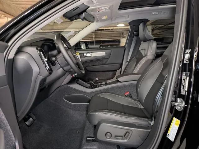 2026 Volvo XC40 Core, B4 FWD Gas (mild hybrid), Dark