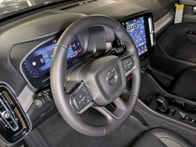 2026 Volvo XC40 Core, B4 FWD Gas (mild hybrid), Dark