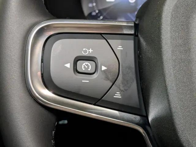 2026 Volvo XC40 Core, B4 FWD Gas (mild hybrid), Dark