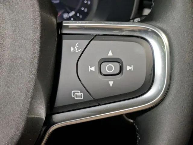2026 Volvo XC40 Core, B4 FWD Gas (mild hybrid), Dark