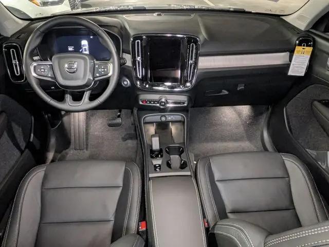2026 Volvo XC40 Core, B4 FWD Gas (mild hybrid), Dark