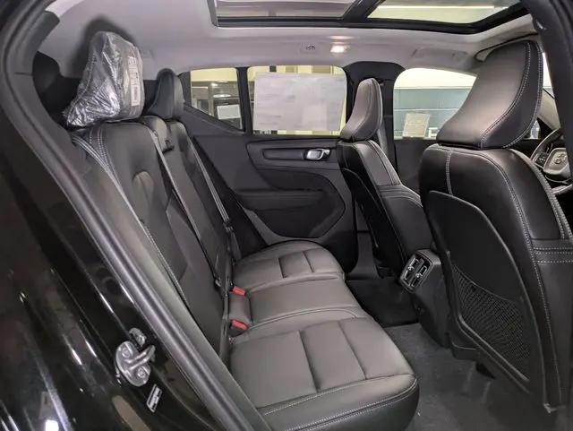 2026 Volvo XC40 Core, B4 FWD Gas (mild hybrid), Dark