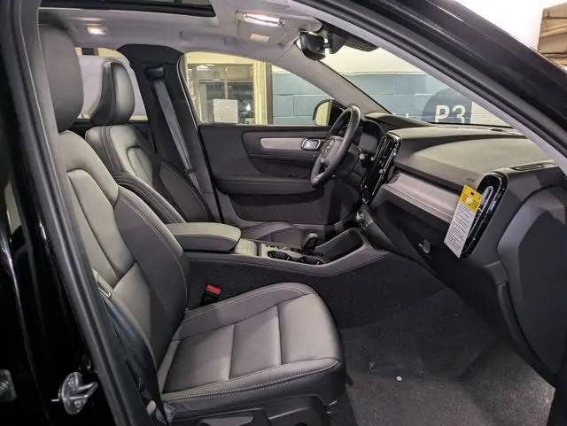 2026 Volvo XC40 Core, B4 FWD Gas (mild hybrid), Dark