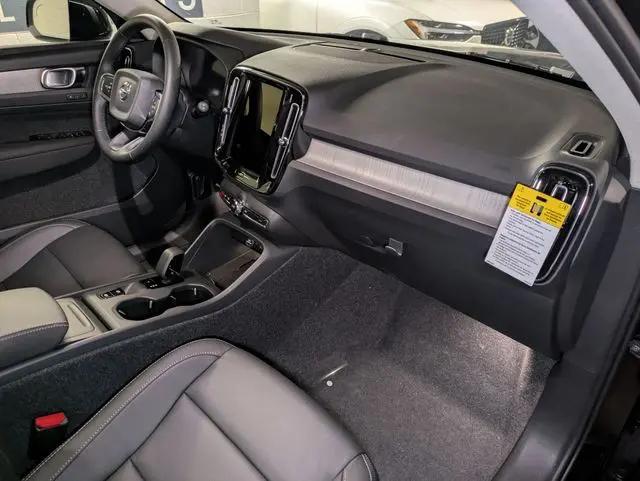 2026 Volvo XC40 Core, B4 FWD Gas (mild hybrid), Dark