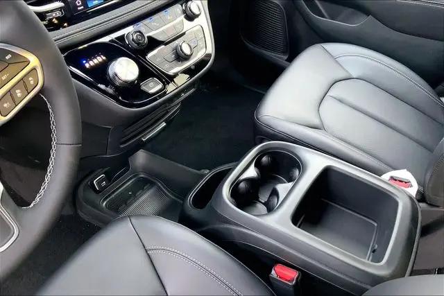 2026 Chrysler Pacifica Select AWD