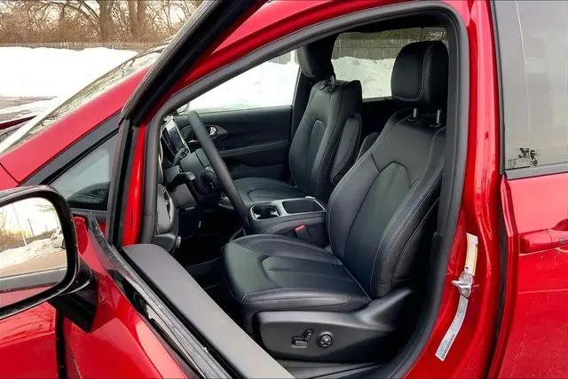 2026 Chrysler Pacifica Select AWD