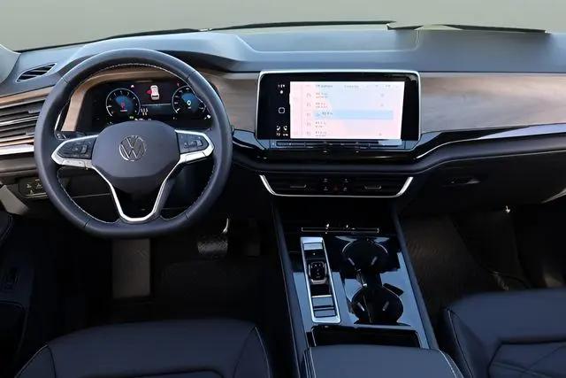 2026 Volkswagen Atlas SE with Technology