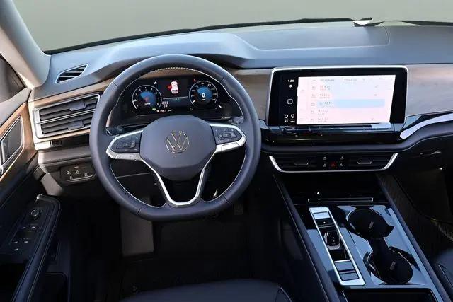 2026 Volkswagen Atlas SE with Technology