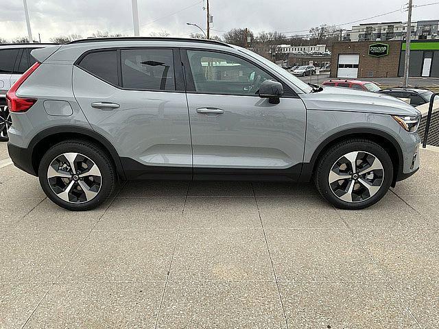 2026 Volvo XC40 Plus, B5 AWD Gas (mild hybrid), Dark