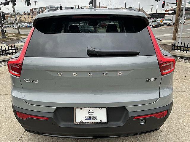 2026 Volvo XC40 Plus, B5 AWD Gas (mild hybrid), Dark