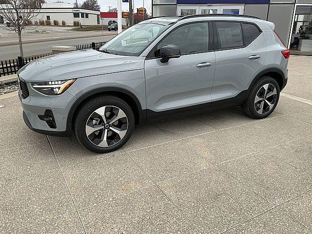 2026 Volvo XC40 Plus, B5 AWD Gas (mild hybrid), Dark
