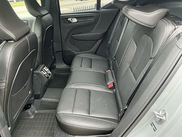 2026 Volvo XC40 Plus, B5 AWD Gas (mild hybrid), Dark