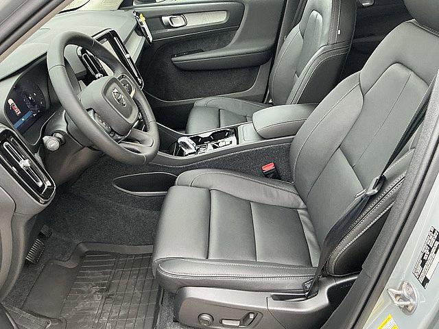 2026 Volvo XC40 Plus, B5 AWD Gas (mild hybrid), Dark