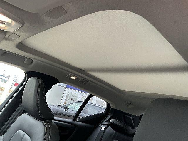 2026 Volvo XC40 Plus, B5 AWD Gas (mild hybrid), Dark