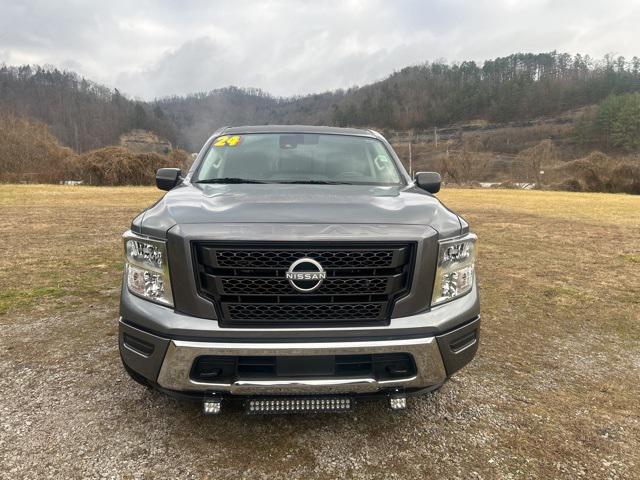 2024 Nissan TITAN Crew Cab SV 4x4