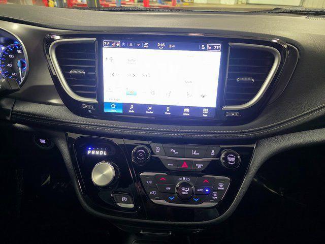 2026 Chrysler Pacifica Select AWD