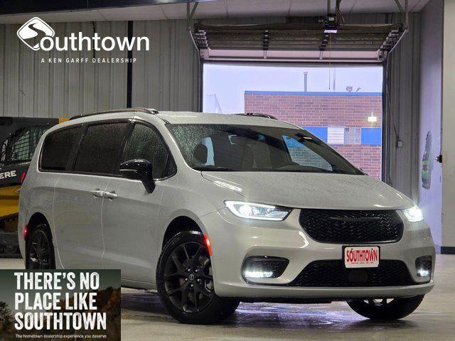 2026 Chrysler Pacifica Select AWD for sale in Indianola, IA