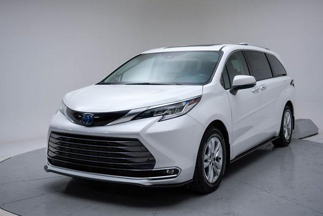 2022 Toyota Sienna Limited's photo