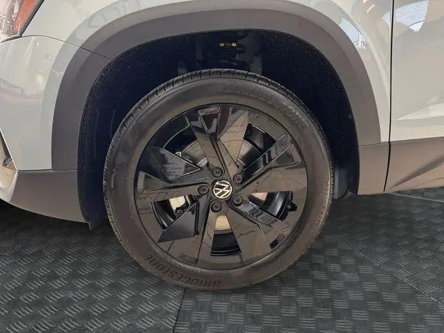 2026 Volkswagen Taos SE Black